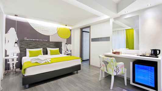 Moderne hotellrom med dobbeltseng, skrivebord og kjøleskap. (AI-generert tekst)