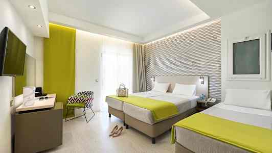 Hotellrom med to enkeltsenger og moderne innredning. (AI-generert tekst)