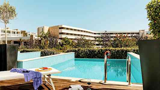 Utendørsområde med basseng, solseng, bord med frukt og glass samt hotellbygninger i bakgrunnen. (AI-generert tekst)