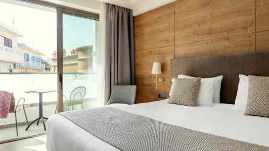 Dobbeltrom med balkong og utsikt. (AI-generert tekst)