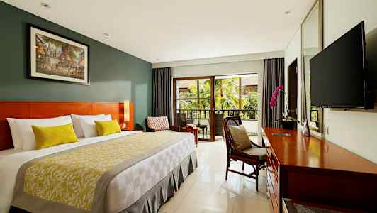 Dobbeltrom med moderne innredning og balkong. (AI-generert tekst)