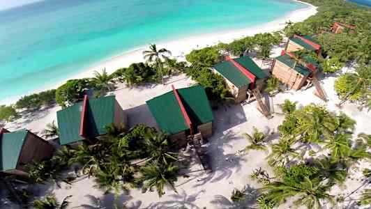 Luftbilde av resort ved stranden med hav i bakgrunnen. (AI-generert tekst)