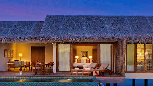 En vannbungalow med et privat basseng og møblert terrasse. (AI-generert tekst)