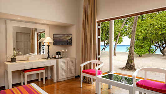 Et hotellrom med utsikt mot stranden. (AI-generert tekst)