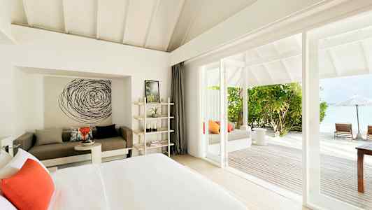 Lyst hotellrom med moderne innredning og havutsikt. (AI-generert tekst)