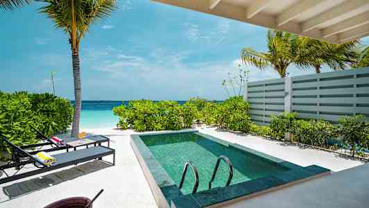 Utsikt fra en veranda med lite basseng ved stranden. (AI-generert tekst)