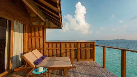 Treterrasse med solsenger ved havet. (AI-generert tekst)