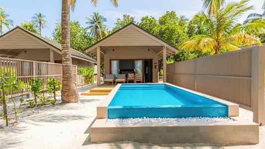 En bungalow med privat basseng og omkringliggende palmer. (AI-generert tekst)