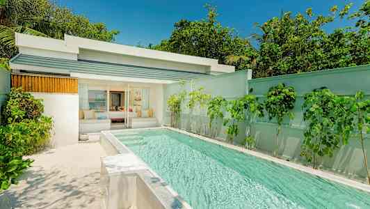 Villa med privat basseng og vegetasjon rundt. (AI-generert tekst)