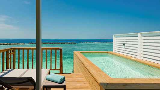 Terrasse med privat basseng ved havet. (AI-generert tekst)