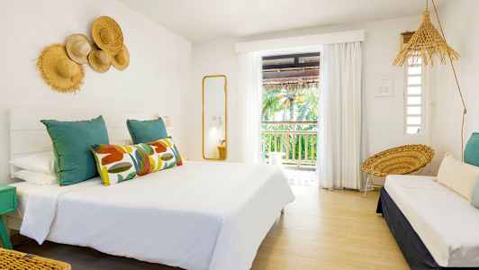 Moderne soverom med dekorative veggpynt og utsikt. (AI-generert tekst)