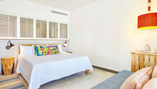 Et rom med en seng, puter og en rød lampe. (AI-generert tekst)