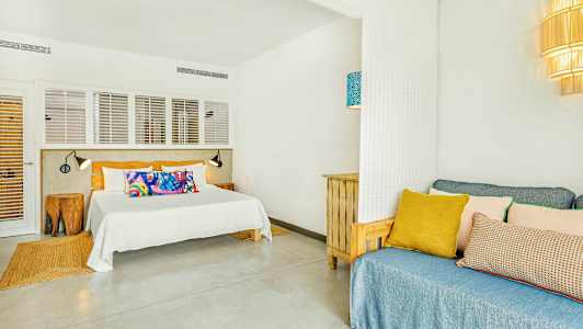 Hotellrom med en seng og sofa. (AI-generert tekst)