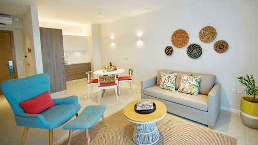 Moderne leilighet med sofa, lenestol, spisebord og kjøkkenkrok. (AI-generert tekst)