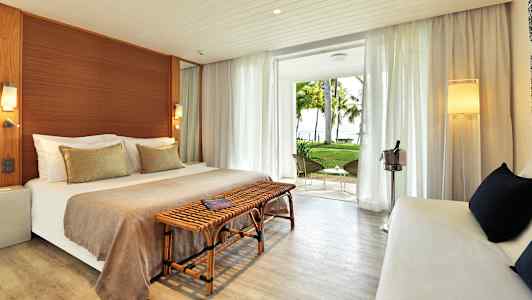 Dobbeltrom med tremøbler og åpning mot hage. (AI-generert tekst)