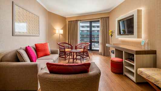 Moderne hotellrom med sittegruppe og interiør. (AI-generert tekst)