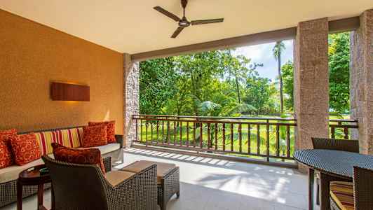 En terrasse med sittemøbler og utsikt over grønne omgivelser. (AI-generert tekst)