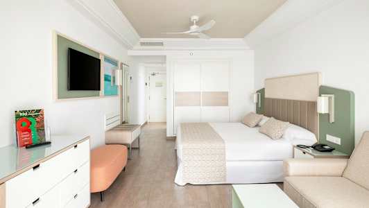 Et moderne hotellrom med en stor seng og stilig innredning. (AI-generert tekst)