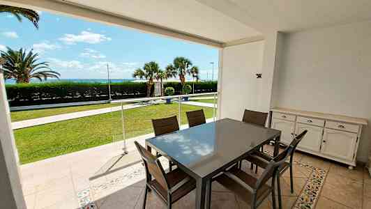 En møblert terrasse med havutsikt. (AI-generert tekst)