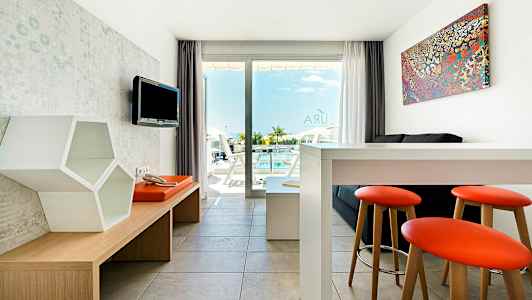 Moderne innredning med utsikt over et basseng gjennom vinduet. (AI-generert tekst)