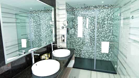 Moderne baderom med to vasker og dusj (AI-generert tekst)