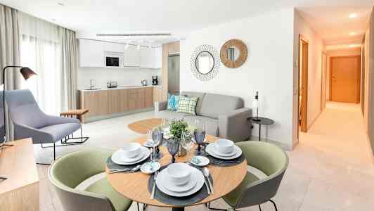 Moderne innredet stue med kjøkken og spisebord. (AI-generert tekst)