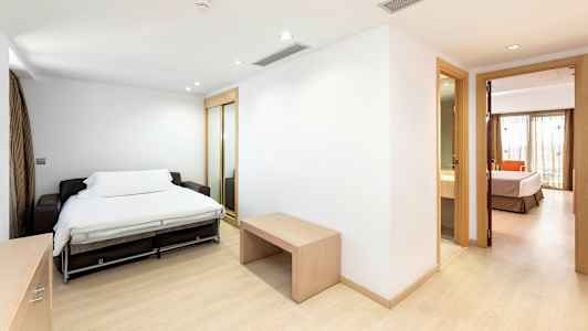 Rom med sovesofa og åpning mot soverom og bad. (AI-generert tekst)