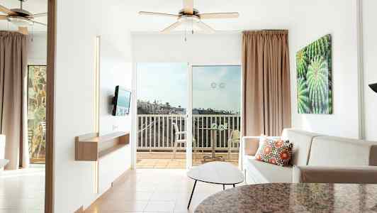 Moderne innredet hotellrom med balkong. (AI-generert tekst)