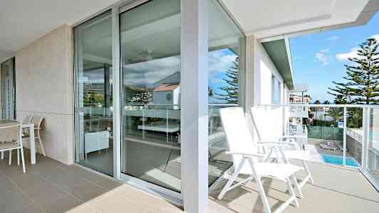 Balkong med utemøbler og utsikt over omgivelsene. (AI-generert tekst)