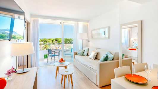 Lys og moderne hotellsuite med balkong og utsikt. (AI-generert tekst)