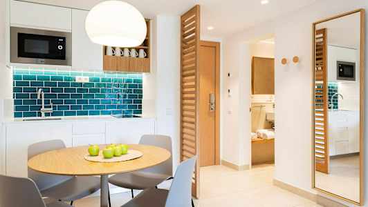 Moderne innredet kjøkken og spiseplass. (AI-generert tekst)