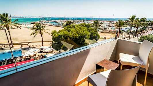 Utsikt fra en balkong mot stranden, palmer og en havn med båter. (AI-generert tekst)