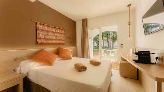 Hotellrom med dobbeltseng og dekorativ innredning. (AI-generert tekst)