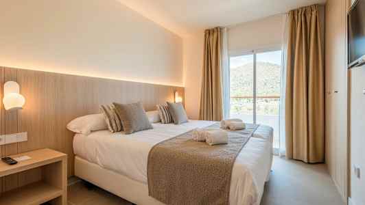 Dobbeltrom med klare håndklær og innredning i varme toner. (AI-generert tekst)