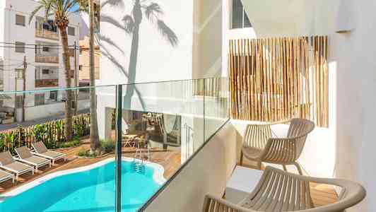 Privat balkong med utsikt over et basseng og solsenger. (AI-generert tekst)