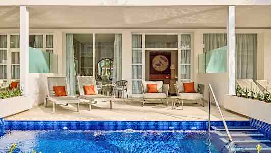 En terrasse med solsenger og sittemøbler foran et privat basseng. (AI-generert tekst)