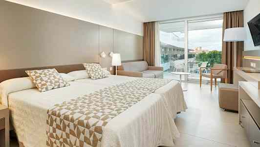 Moderne hotellrom med dobbeltseng og balkong. (AI-generert tekst)