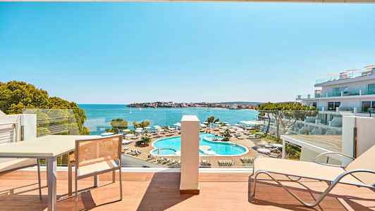 Hotellromvy mot bassengområde og hav. (AI-generert tekst)