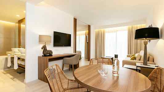 Rom med spisebord, sofahjørne og skrivebord. (AI-generert tekst)