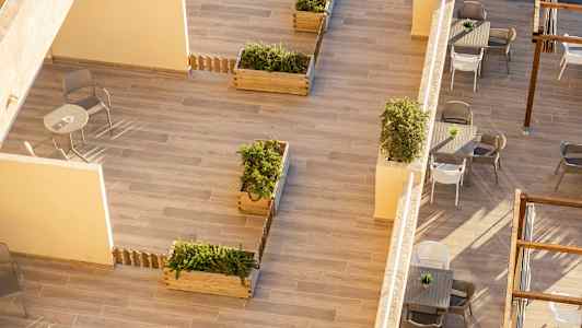 Utsikt over en terrasse med plantekasser, bord og stoler. (AI-generert tekst)