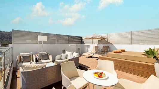 Moderne takterrasse med solsenger, sittegruppe og bord. (AI-generert tekst)