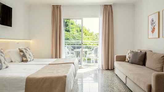 Moderne hotellrominteriør med en sovesofa, to senger og en balkong med utsikt. (AI-generert tekst)