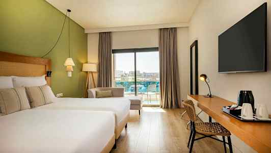 Moderne hotellrom med vindu mot balkong og bassengområdet. (AI-generert tekst)