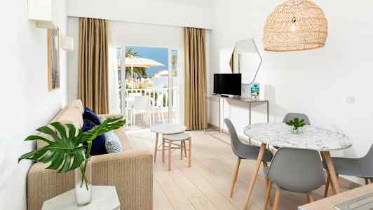 Lyst innredet leilighet med åpen planløsning og balkong med utsikt. (AI-generert tekst)