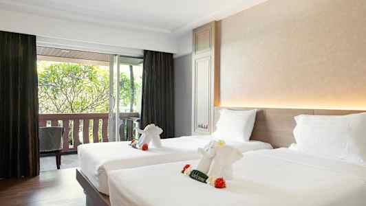 Et hotellrom med to senger, dekorert med håndkledyr som ligner små elefanter. (AI-generert tekst)