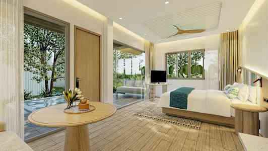 Et lyst hotellrom med en stor seng, trekledning og store vinduer med utsikt mot grønne omgivelser. (AI-generert tekst)