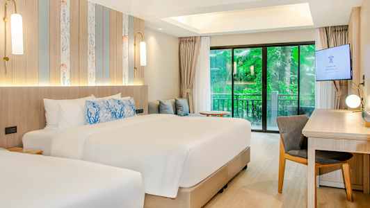 Et moderne hotellrom med to senger, skrivebord og skyvedører mot en frodig utsikt. (AI-generert tekst)