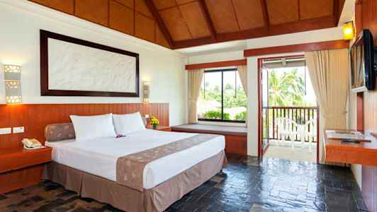 Hotellrom med en dobbeltseng, store vinduer og balkong. (AI-generert tekst)