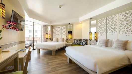 Hotellrom med to store senger, dekorative lamper og bord med en blomst. (AI-generert tekst)