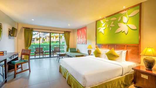 Hotellrom med dobbeltseng, sittegruppe og balkong med utsikt over hage. (AI-generert tekst)